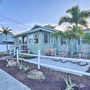 Vibrant Getaway With Furnished Patio! Holiday home Dunedin